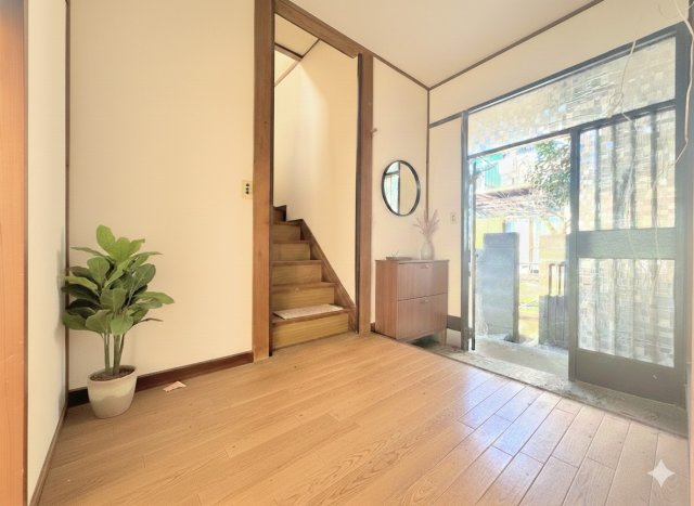 戸塚区平戸2丁目　中古戸建の玄関|◆光の渦が溢れた明るい玄関ホール。「おかえり」と「ただいま」が交差するお家の顔とも言える場所は爽やかで心地良い空間となっています。(家具はイメージ写真です）