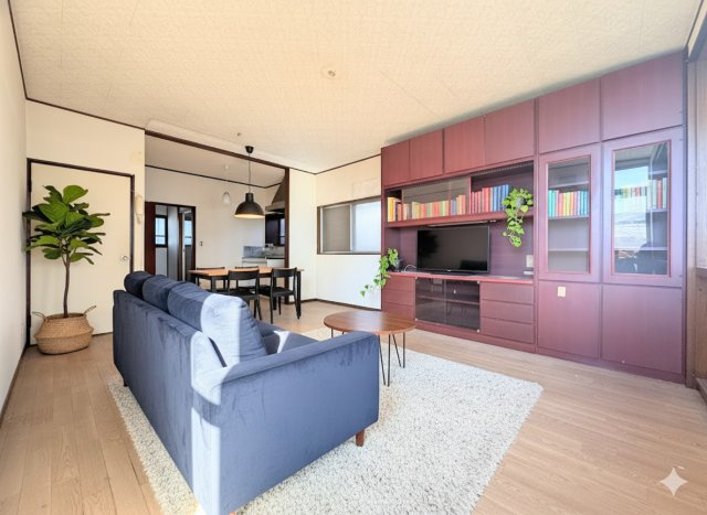 戸塚区平戸2丁目　中古戸建の居間・リビング|◆一家だんらんのスペースとなるＬＤＫ。窓から明るい光が差し込み、思わず家族の会話も弾む快適な空間。(家具はイメージ写真です）