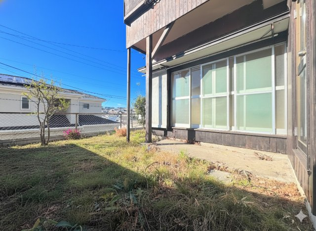 戸塚区平戸2丁目　中古戸建の庭|◆陽あたりの取れた大きなお庭が本物件の特徴です。ウッドデッキやタイルテラス等、ライフスタイルに合わせて可変可能なため、夢が膨らみますね。