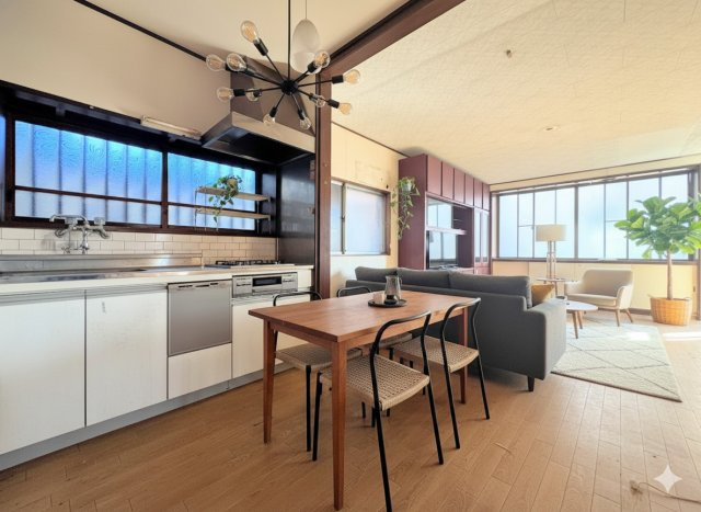 戸塚区平戸2丁目　中古戸建のキッチン|◆家族で食卓を囲むダイニングスペースと、ソファでゆったりくつろぐリビングスペースがしっかり区切られているので家具の配置や用途を使いわけしやすいです。(家具はイメージ写真です）