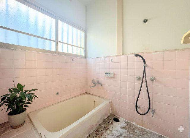 戸塚区平戸2丁目　中古戸建の浴室|◆お子様と一緒にバスタイムを楽しめる広々空間。浴室乾燥機付で心地よいバスタイムを実現します。(家具はイメージ写真です）