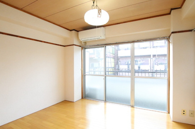 【居間・リビング】 | ゴトウマンション | 2面採光の明るい洋室です