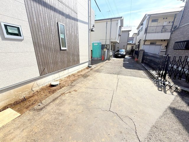 武蔵村山大南4丁目　全１棟　新築戸建ての前面道路含む現地写真