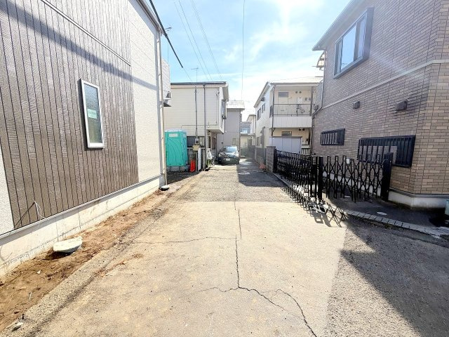 武蔵村山大南4丁目　全１棟　新築戸建ての前面道路含む現地写真
