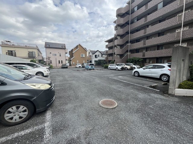 リベルテ戸田の駐車場