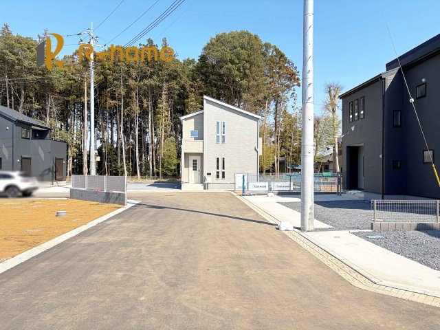かすみがうら市下稲吉2期　新築戸建て　5号棟の前面道路含む現地写真|『今から見たい！』大歓迎です♪
お気軽にＲ－ｈomeまでお問い合わせください。