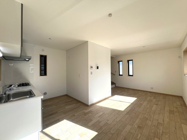 車なんていりやせん！カーシェアで十分じゃない！これからの時代の【西区西戸部３丁目】新築戸建の居間・リビング|使いやすいリビングです