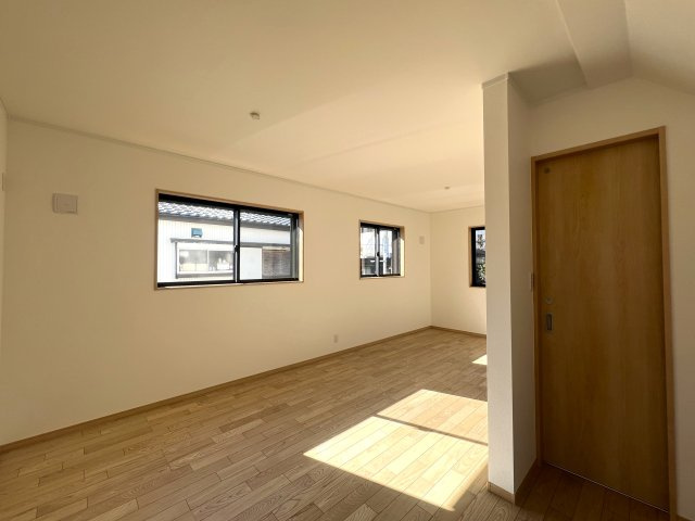 車なんていりやせん！カーシェアで十分じゃない！これからの時代の【西区西戸部３丁目】新築戸建の居間・リビング|おしゃれな居間です