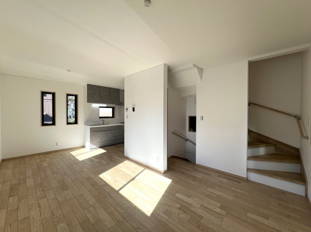 車なんていりやせん！カーシェアで十分じゃない！これからの時代の【西区西戸部３丁目】新築戸建の居間・リビング|おしゃれなリビングです