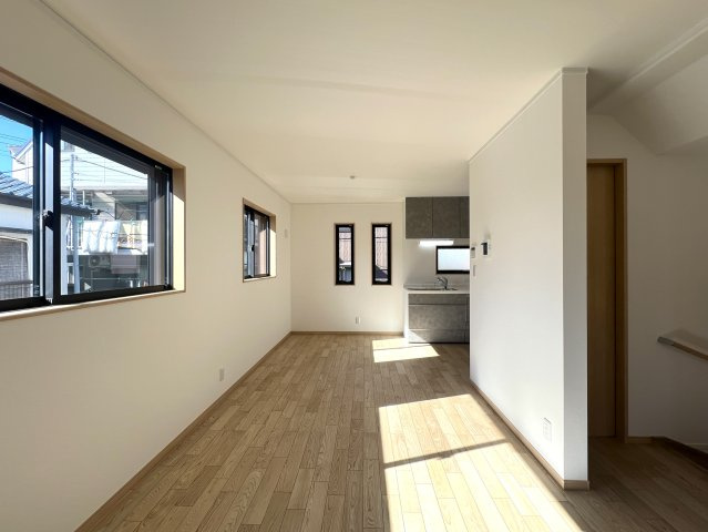 車なんていりやせん！カーシェアで十分じゃない！これからの時代の【西区西戸部３丁目】新築戸建の居間・リビング|ゆったり過ごせるリビングです