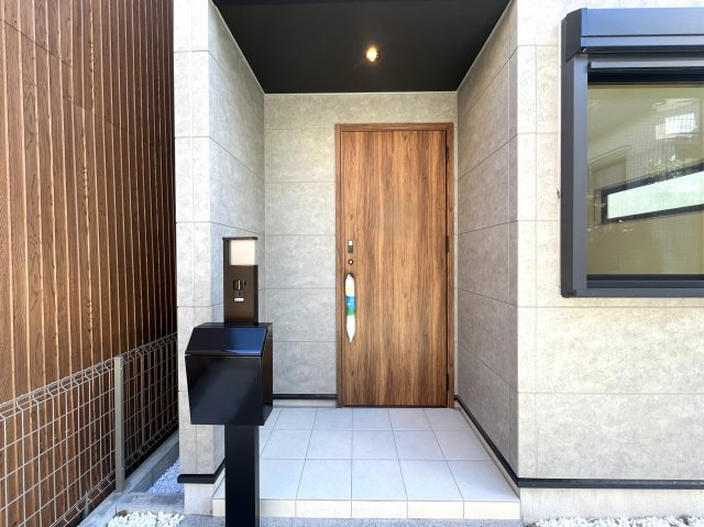 車なんていりやせん！カーシェアで十分じゃない！これからの時代の【西区西戸部３丁目】新築戸建の玄関|明るい玄関です