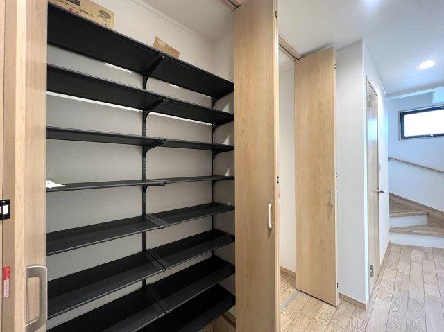 車なんていりやせん！カーシェアで十分じゃない！これからの時代の【西区西戸部３丁目】新築戸建の収納|専用の収納スペースです