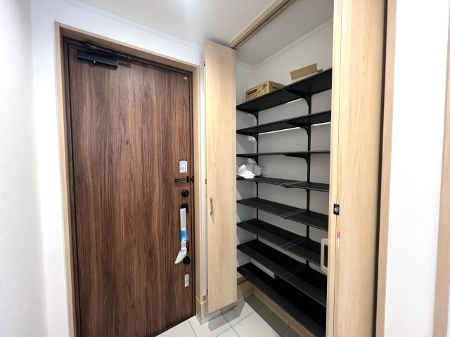 車なんていりやせん！カーシェアで十分じゃない！これからの時代の【西区西戸部３丁目】新築戸建の玄関|落ち着いた玄関です