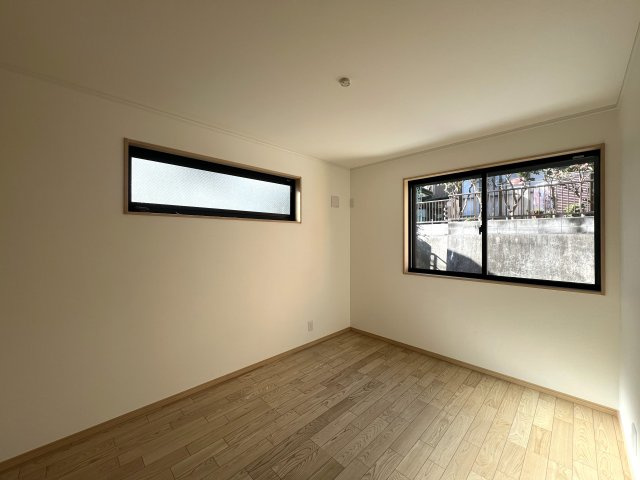 車なんていりやせん！カーシェアで十分じゃない！これからの時代の【西区西戸部３丁目】新築戸建の洋室|落ち着いた色調の洋室です