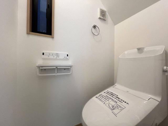 車なんていりやせん！カーシェアで十分じゃない！これからの時代の【西区西戸部３丁目】新築戸建のトイレ|ゆったりとした空間のトイレです