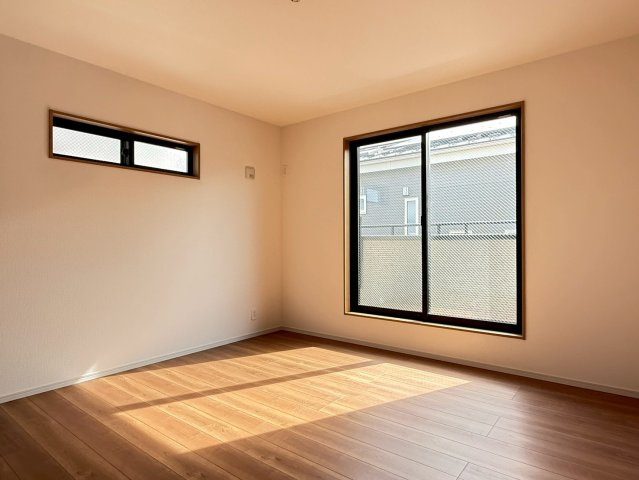 川越市南大塚4丁目　新築一戸建て　1号棟の寝室|広くて明るい寝室