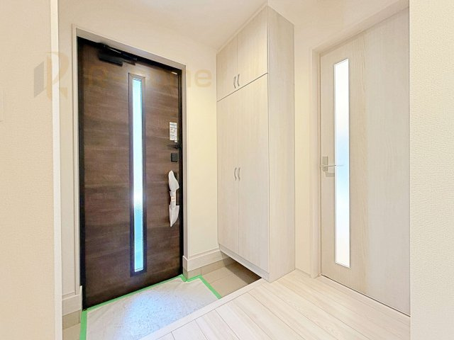 かすみがうら市下稲吉2期　新築戸建て　6号棟の玄関|気持ちよくご家族やゲストを送迎できる穏やかな雰囲気の玄関♪大きな下駄箱で玄関廻りスッキリ♪