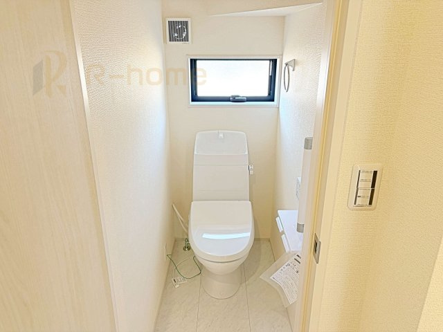 かすみがうら市下稲吉2期　新築戸建て　6号棟のトイレ|温水洗浄便座付きのトイレ。
トイレが２ヵ所設置で朝の忙しい時間でも安心です。
