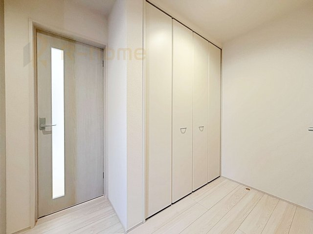 かすみがうら市下稲吉2期　新築戸建て　6号棟の収納|掃除用具などの収納に便利なホール収納！家族で活用できる便利な収納スペース♪