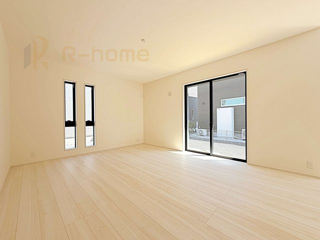 かすみがうら市下稲吉2期　新築戸建て　6号棟の居間・リビング|広々とした余裕のあるリビングです♪大きな窓からは自然光が届きます。