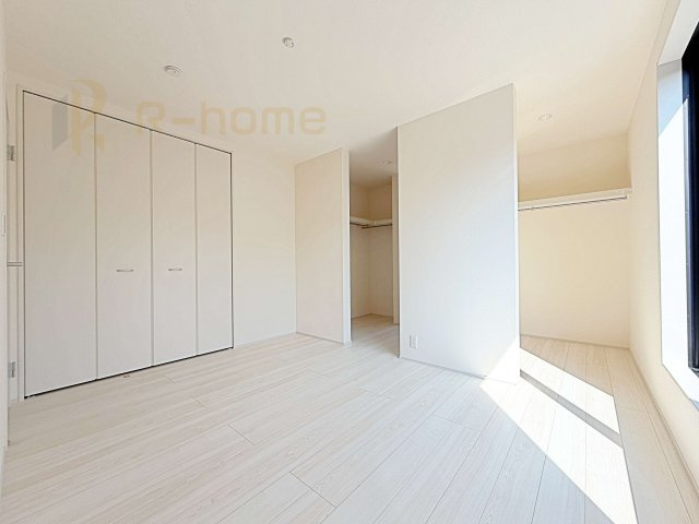 かすみがうら市下稲吉2期　新築戸建て　6号棟の洋室|どんな部屋家具も合わせやすいシンプルな洋室！
たっぷりの日差しと心地よい風が舞い込む住まい♪