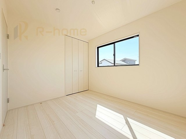 かすみがうら市下稲吉2期　新築戸建て　6号棟の洋室|どんな部屋家具も合わせやすいシンプルな洋室！
たっぷりの日差しと心地よい風が舞い込む住まい♪