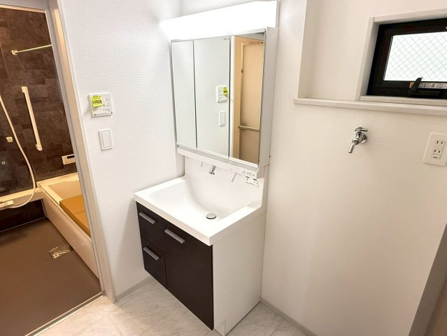 川越市南大塚4丁目　新築一戸建て　2号棟の独立洗面台|独立洗面台、小物を置くことができて便利です