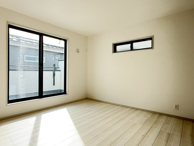 川越市南大塚4丁目　新築一戸建て　2号棟の寝室|広くて明るい寝室