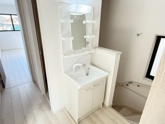 川越市南大塚4丁目　新築一戸建て　2号棟の独立洗面台|朝の支度にも助かる、独立の洗髪洗面化粧台