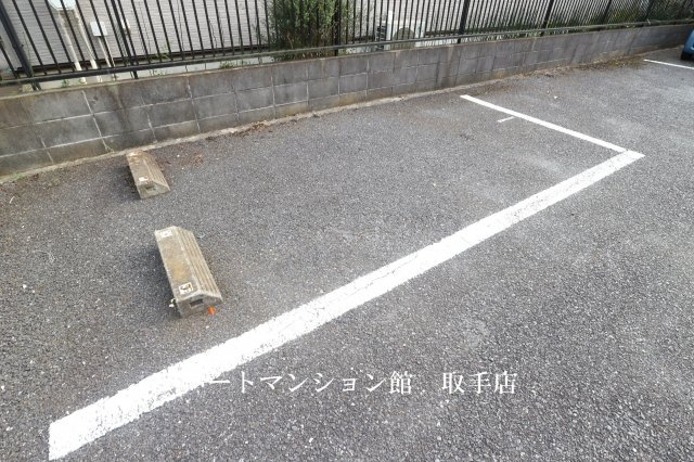 レオパレスシェソワの駐車場