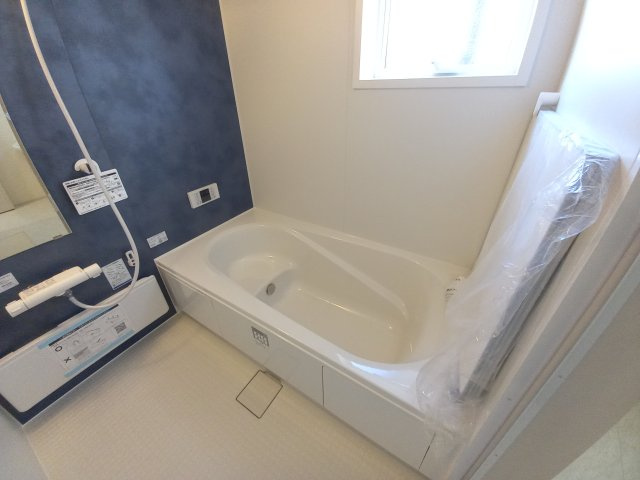 【平下平窪1期／2号棟】　おしゃれさん必見♪デザイナーズ新築建売住宅！　の浴室|同施工◆ユニットバスの写真です◆　毎日の疲れを癒す広々とした浴室は、足を伸ばしてゆっくりとくつろげます♪　好きな音楽を聴いたり、動画を見たり、半身浴をして　自分だけの癒し時間が楽しめますね！

