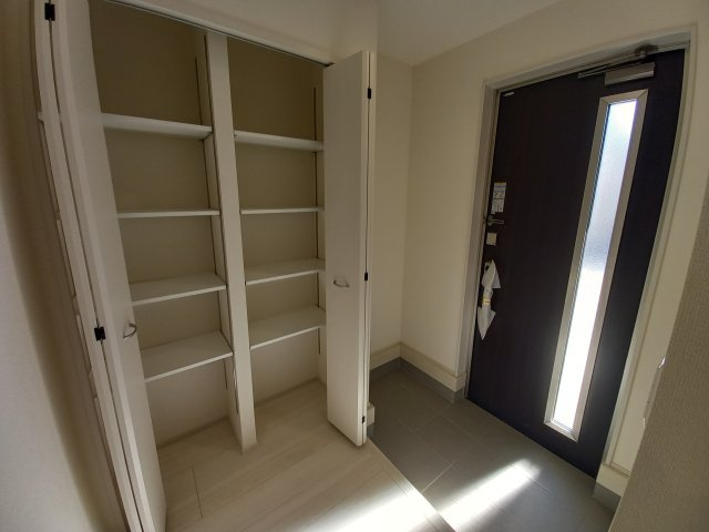 【平下平窪1期／2号棟】　おしゃれさん必見♪デザイナーズ新築建売住宅！　の収納|同施工◆玄関の写真です◆
お洒落な玄関は気分が良いですね♪広々とした玄関になっております。　ご両親やお友達が来ても、靴の置き場に困ることはありません。収納力たっぷりで、整理整頓も楽ちんですね。


