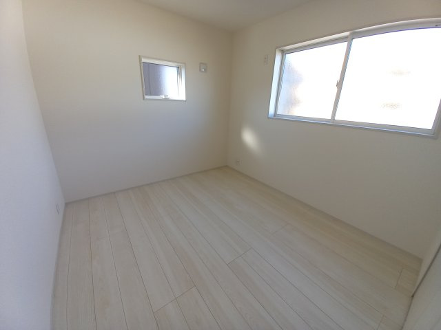 【平下平窪1期／2号棟】　おしゃれさん必見♪デザイナーズ新築建売住宅！　の洋室|同施工◆居室の写真です◆　柔らかい陽光が差し込む明るいお部屋を演出☆　使い勝手の良い間取りなので、ご家族の状況の変化にも耐えられますね。

