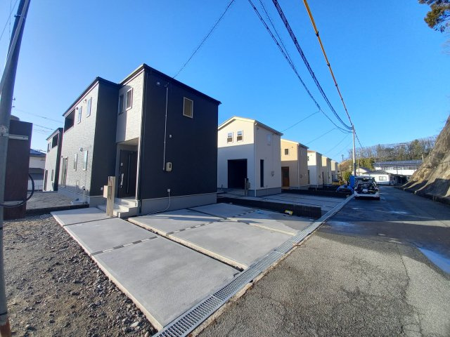 【平下平窪1期／2号棟】　おしゃれさん必見♪デザイナーズ新築建売住宅！　の前面道路含む現地写真|同施工
休日は家族みんなで夢のマイホーム探しに出かけてみませんか！（＾＾）♪
お問い合わせは不動産プラスまで☆

