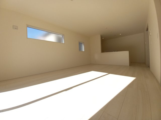 【平下平窪1期／2号棟】　おしゃれさん必見♪デザイナーズ新築建売住宅！　の居間・リビング|同施工◆外観の写真です◆　外壁仕上げ材は窯業系サイディング。裏面に付着した汚れが、雨水によって流れ落ちやすい「防汚機能付きサイディング」を採用。外壁の美しさが長持ちします♪

