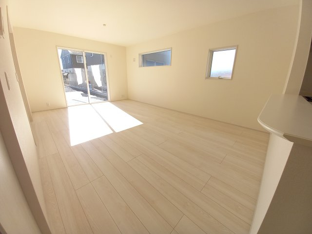 【平下平窪1期／2号棟】　おしゃれさん必見♪デザイナーズ新築建売住宅！　の居間・リビング|同施工◆リビングの写真です◆　休日はリビングで、ゆっくりとテレビ鑑賞など…楽しみが増えますね。　家族のコミュニケーションがより一層深まります。

