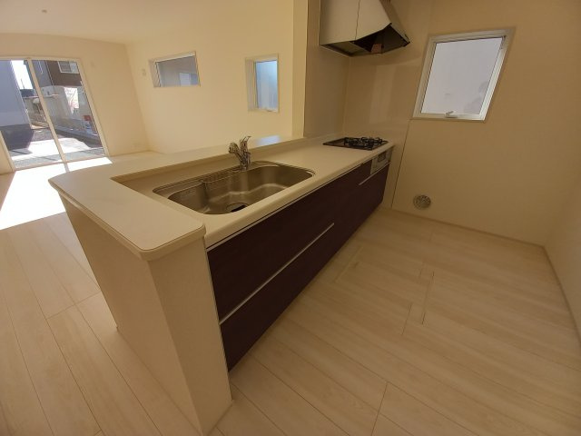 【平下平窪1期／2号棟】　おしゃれさん必見♪デザイナーズ新築建売住宅！　のキッチン|同施工◆キッチンの写真です◆　デザイン性と機能性を兼ね備えたキッチンです。　収納力も大満足◎　対面式キッチンは、家族の会話が途切れませんね♪


