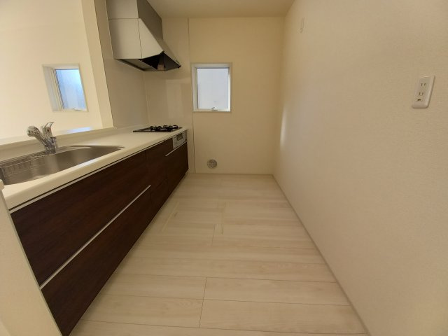 【平下平窪1期／2号棟】　おしゃれさん必見♪デザイナーズ新築建売住宅！　のキッチン|同施工◆キッチンの写真です◆　使い勝手の良いシステムキッチン！
家族の笑顔を見ながらするお料理は対面キッチンの特権ですね！
お料理しやすいキッチンです♪