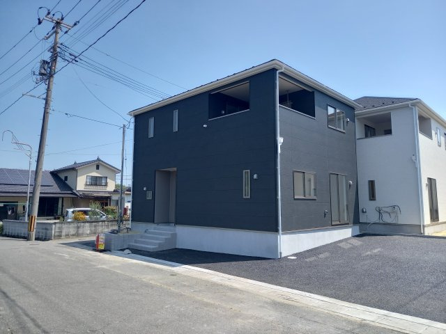 ◆＜期間限定キャンペーン開催♪＞【小名浜住吉　第6】　限定１棟！の前面道路含む現地写真|同施工　外壁仕上げ材は窯業系サイディング。裏面に付着した汚れが、雨水によって流れ落ちやすい「防汚機能付きサイディング」を採用。外壁の美しさが長持ちします♪