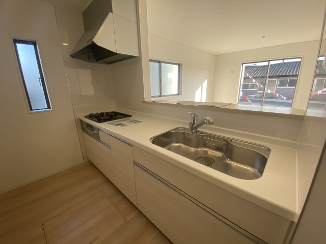 ◆＜期間限定キャンペーン開催♪＞【小名浜住吉　第6】　限定１棟！のキッチン|同施工■□■キッチンの写真です■□■　システムキッチンは見た目スッキリなのに収納力たっぷりです♪さらに床下収納もありますので、物が多くなりがちなキッチンもスッキリとしていられそうです。