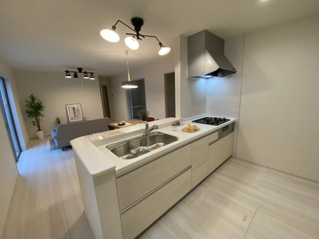 【平下平窪1期／3号棟】　おしゃれさん必見♪デザイナーズ新築建売住宅！　のキッチン|同施工◆キッチンの写真です◆お料理しながらご家族とコミュニケーションをとれる人気のプランです。料理中でもお子様がリビングやダイニングで遊んでいる姿が見えます。