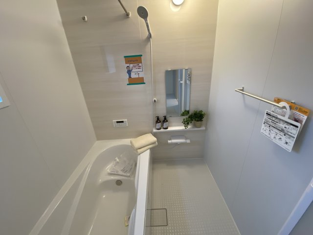 【平下平窪1期／3号棟】　おしゃれさん必見♪デザイナーズ新築建売住宅！　の浴室|同施工◆ユニットバスの写真です◆　毎日の疲れを癒す広々とした浴室は、足を伸ばしてゆっくりとくつろげます♪　好きな音楽を聴いたり、動画を見たり、半身浴をして　自分だけの癒し時間が楽しめますね！

