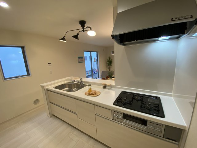 【平下平窪1期／3号棟】　おしゃれさん必見♪デザイナーズ新築建売住宅！　のキッチン|同施工◆キッチンの写真です◆　デザイン性と機能性を兼ね備えたキッチンです。　収納力も大満足◎　対面式キッチンは、家族の会話が途切れませんね♪


