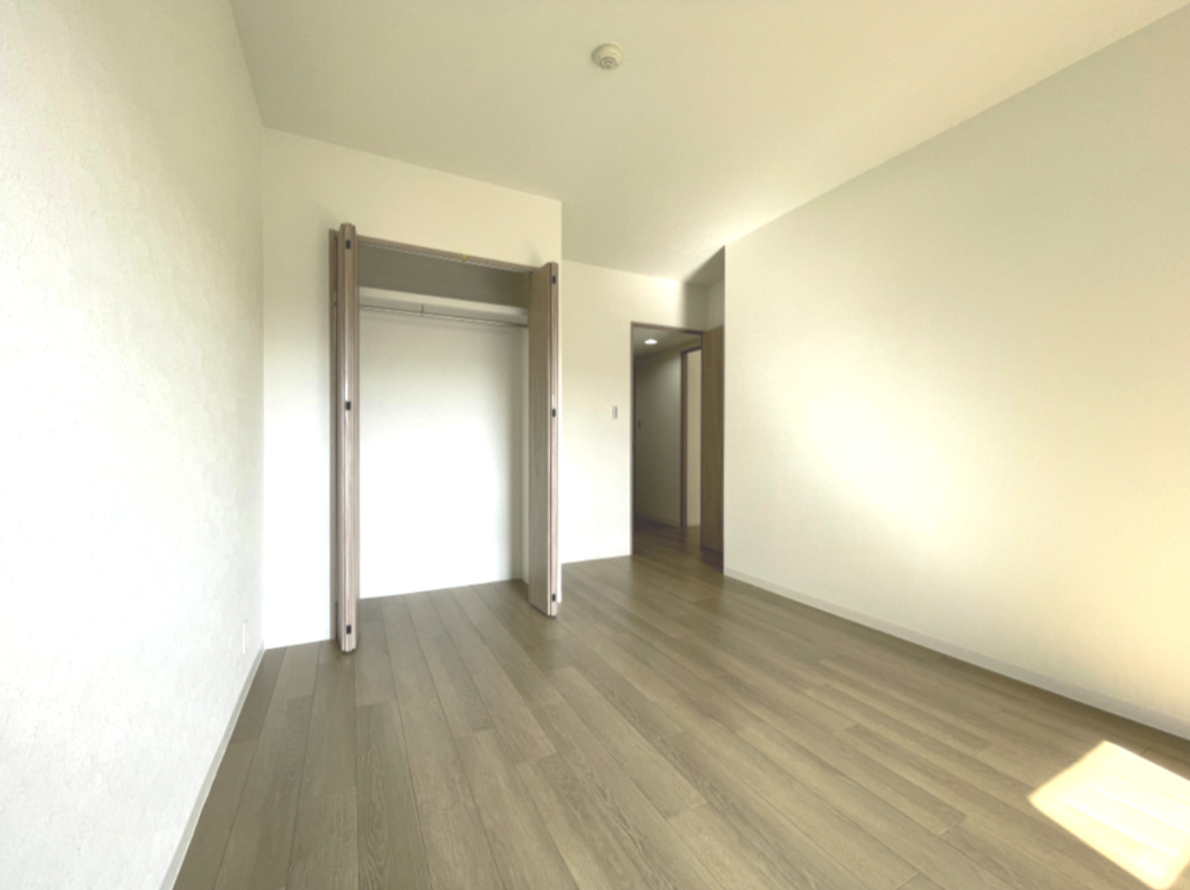 パークヒルズ中須公園の洋室|約6.8帖の洋室には、ウォークインクローゼットがあり、収納が充実しています！