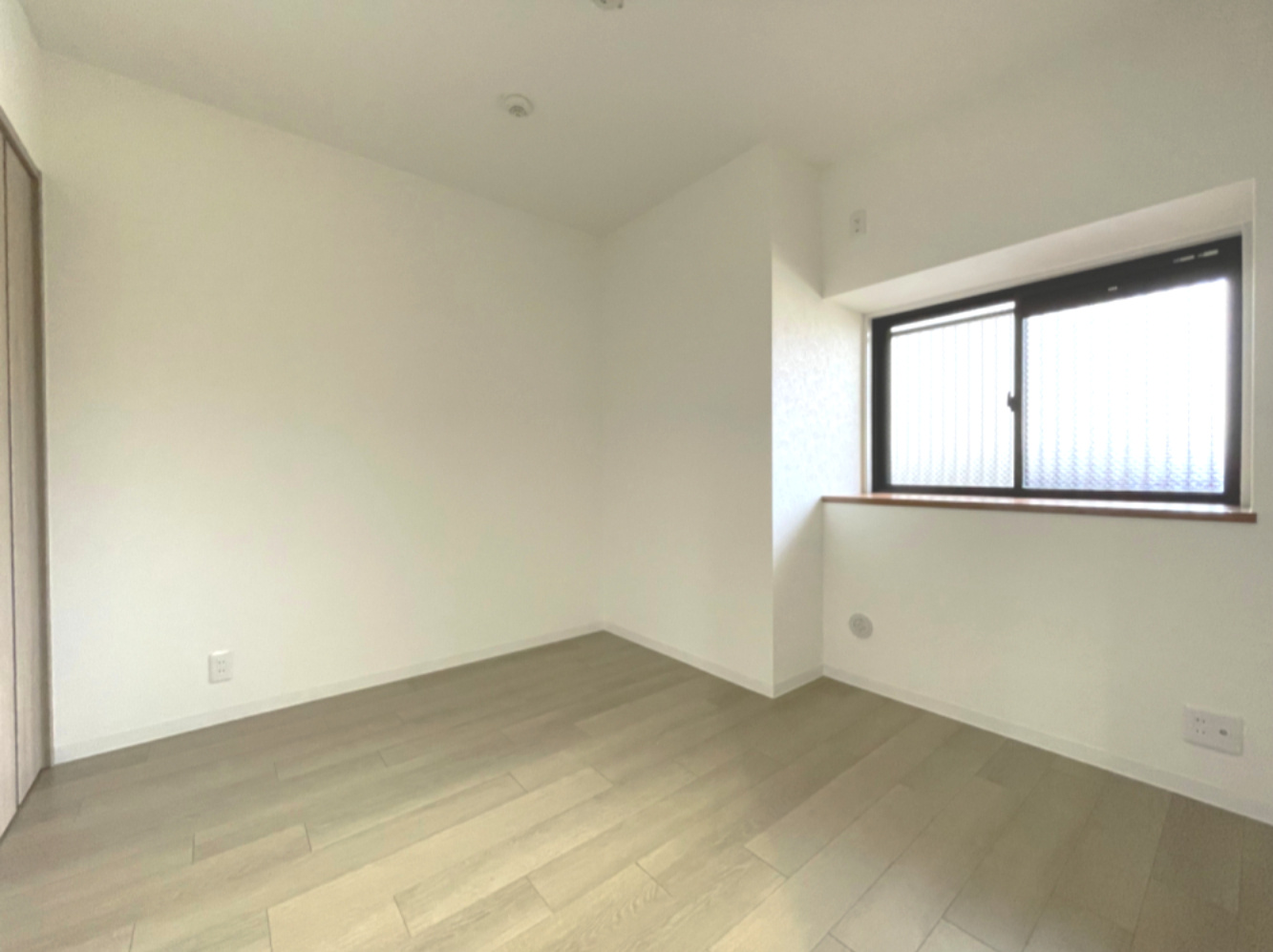 パークヒルズ中須公園の洋室|約5帖の洋室の窓手前の棚スペースは、観葉植物や小物のディスプレイもできます！