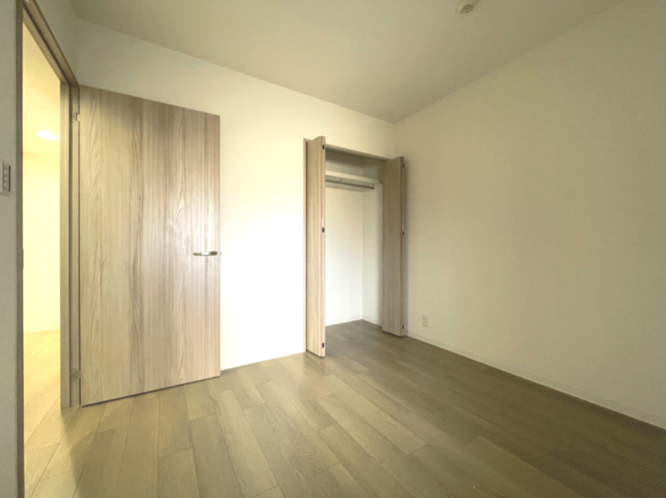 パークヒルズ中須公園の洋室|約5帖の洋室にもクローゼットがあり、収納が充実しています！