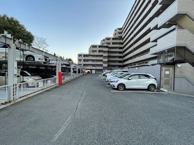 パークヒルズ中須公園の駐車場|敷地内駐車場は、(平面：月額6500～11000円、機械式：月額8000～9000円)です。