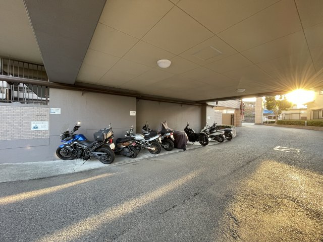 パークヒルズ中須公園のその他|バイク専用の駐車場があり、愛車の保管も安心です！