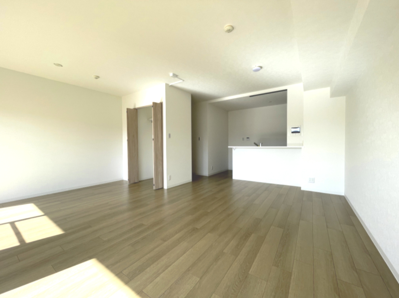 パークヒルズ中須公園の居間・リビング|対面式キッチンのため、料理をしながらリビングにいる家族と顔を合わせて会話ができます！