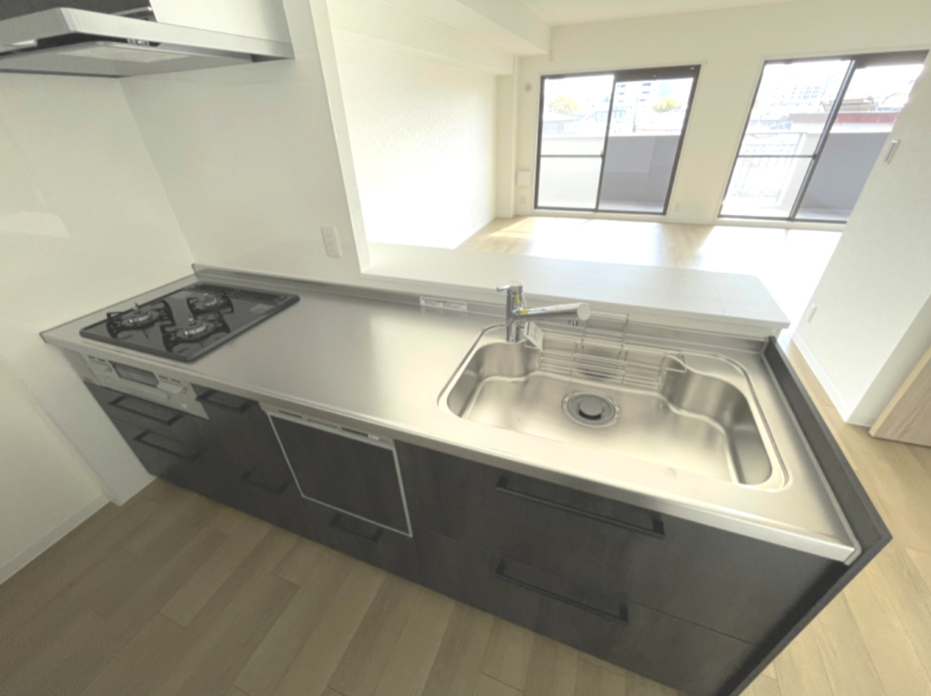 パークヒルズ中須公園のキッチン|3口コンロが備わったゆとりあるキッチンスペースで、快適にお料理を楽しめます！